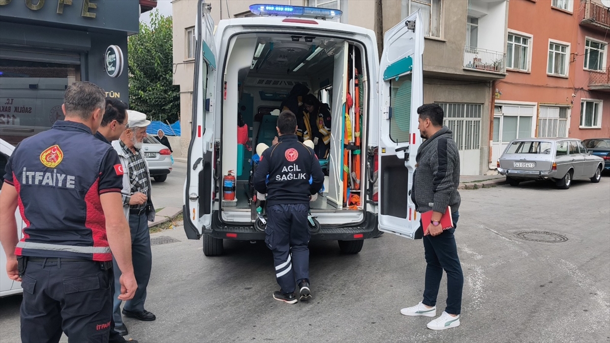Kütahya'da evinde düşüp yaralanan yaşlı adamı ekipler kurtardı