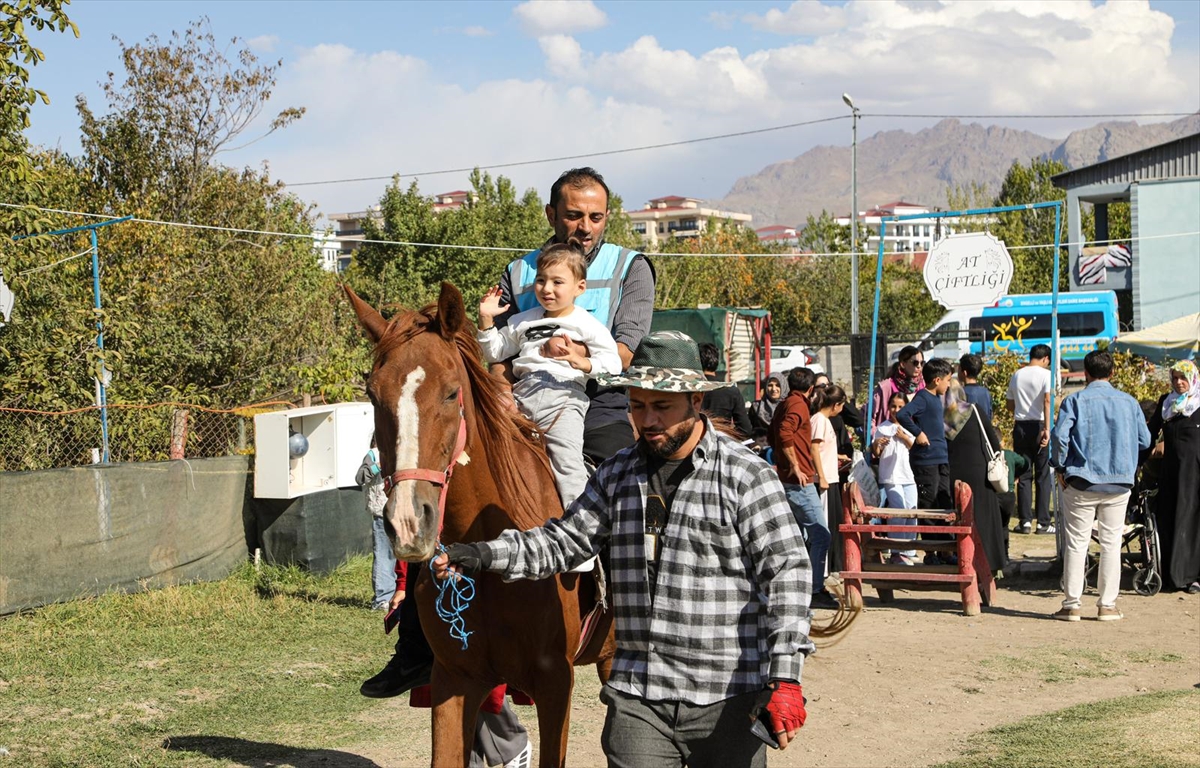 Van'da özel gereksinimli çocuklar ata binmenin heyecanını yaşadı