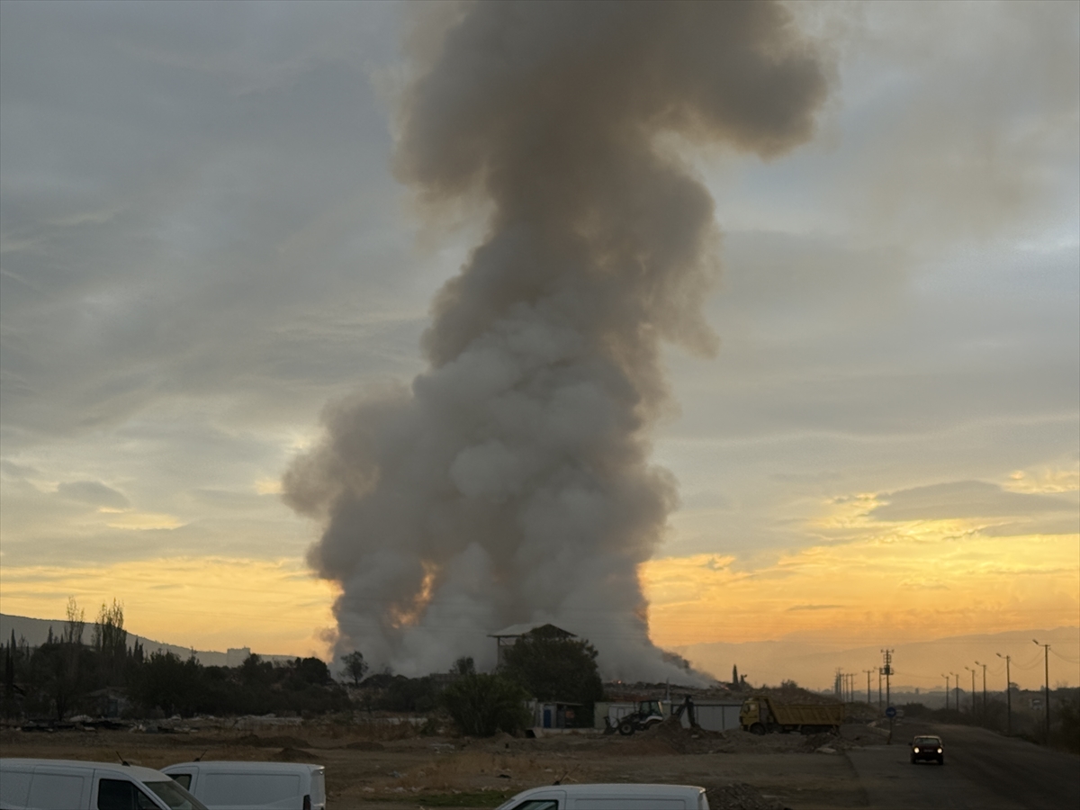 İzmir'de çöp aktarma noktasında çıkan yangın kontrol altına alındı