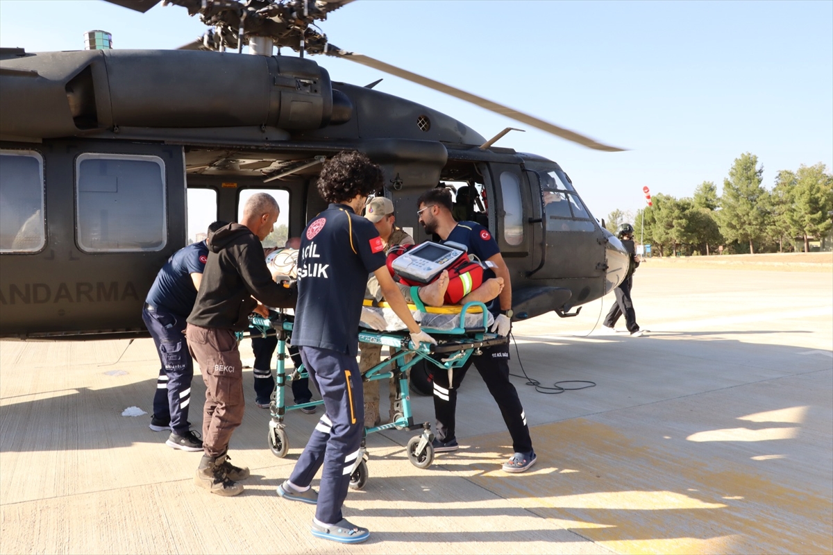 Siirt'te askeri helikopter iş kazasında yaralanan işçi için havalandı
