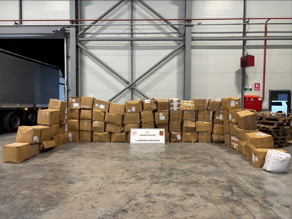 Sakarya'da durdurulan tırda 3 ton 200 kilogram kaçak tütün ele geçirildi