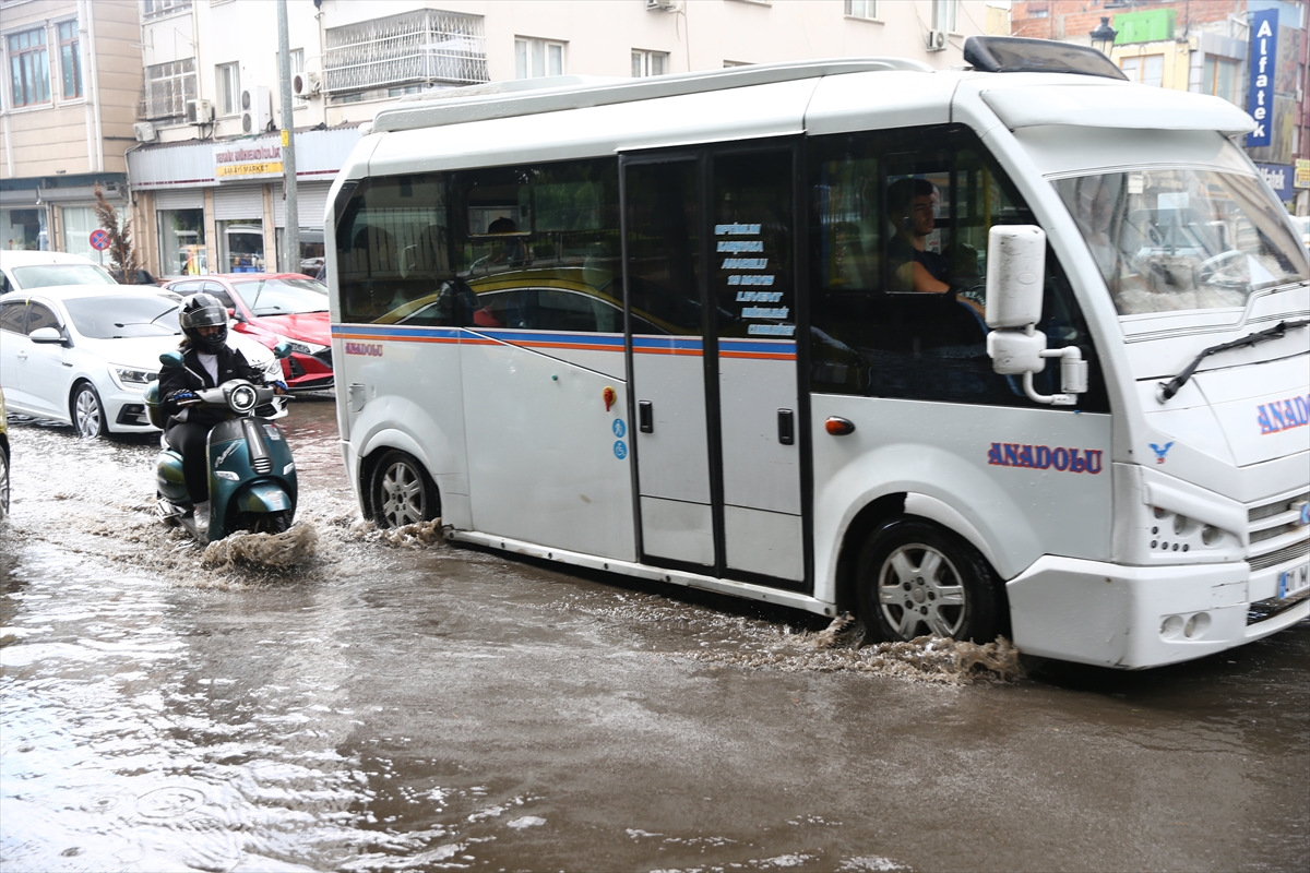 Adana'da sağanak hayatı olumsuz etkiledi