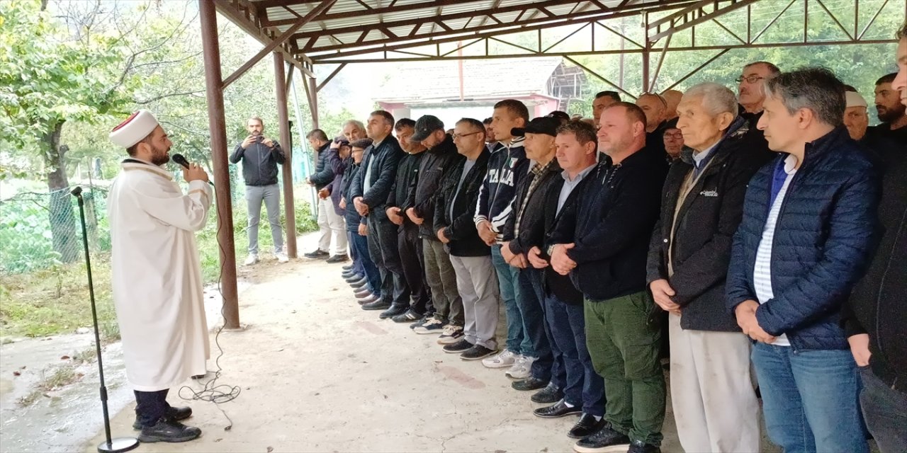 Zonguldak'ta müzik tartışmasında bıçaklanan 24 yaşındaki Dilara Y, memleketi Karabük’te gözyaşlarıyla toprağa verildi