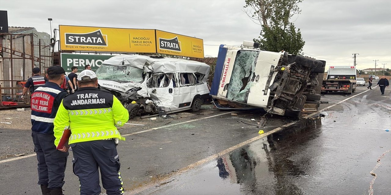 Tekirdağ’da servis minibüsü ile kamyon çarpıştı: 3 kişi yaşamını yitirdi, 7 kişi yaralandı