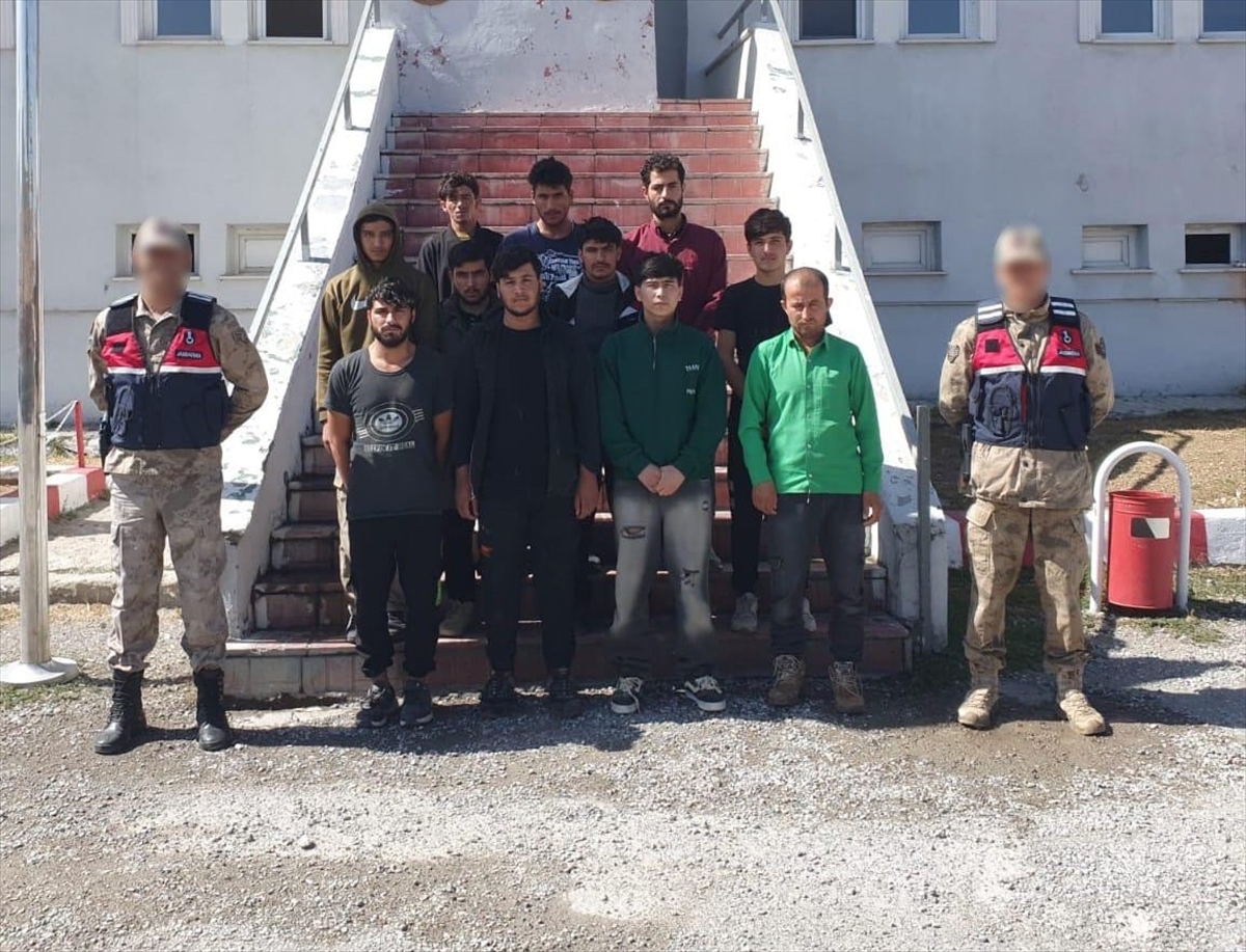 Bitlis'te Afganistan uyruklu 11 düzensiz göçmen yakalandı