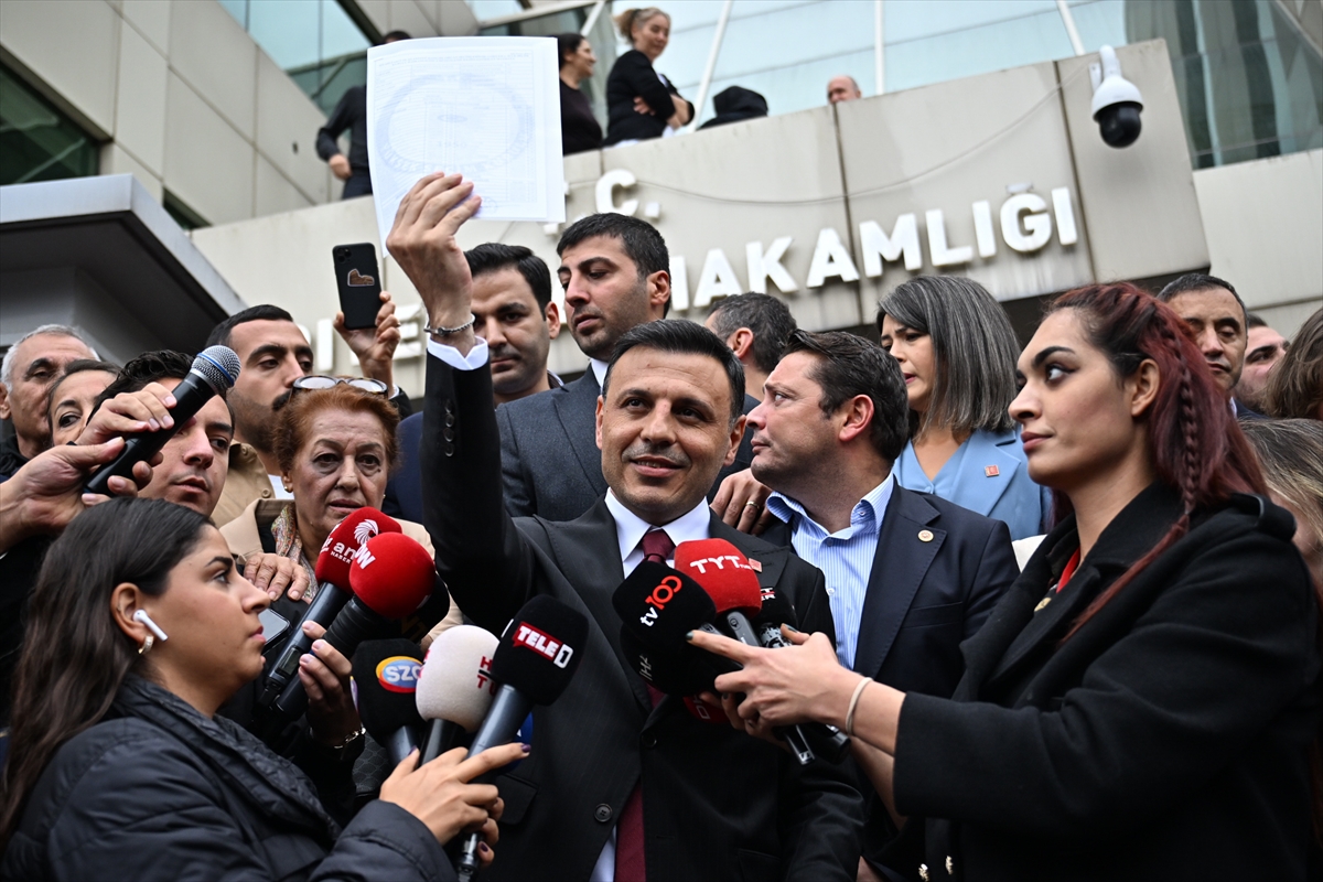 CHP İstanbul İl Kongresi'nde yeniden il başkanı seçilen Özgür Çelik mazbatasını aldı