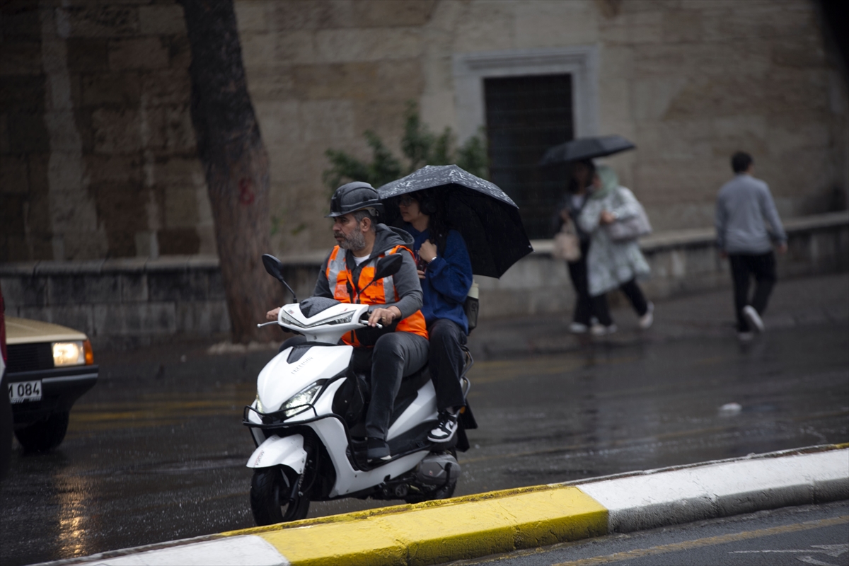 Aydın'da 1 Haziran'dan beri yaşanan kuraklığın ardından ilk yağmur taneleri toprakla buluştu