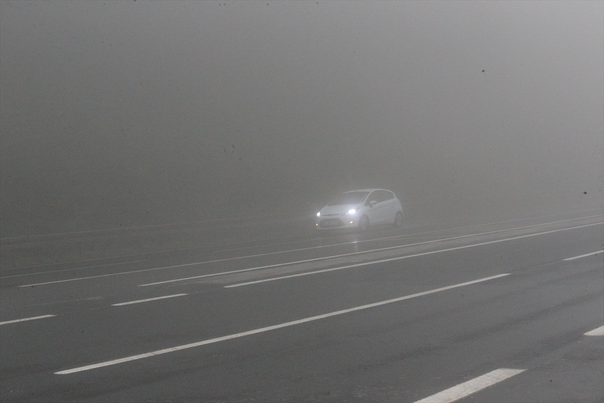 Bolu Dağı'nda sis ve sağanak sürücülere zor anlar yaşatıyor