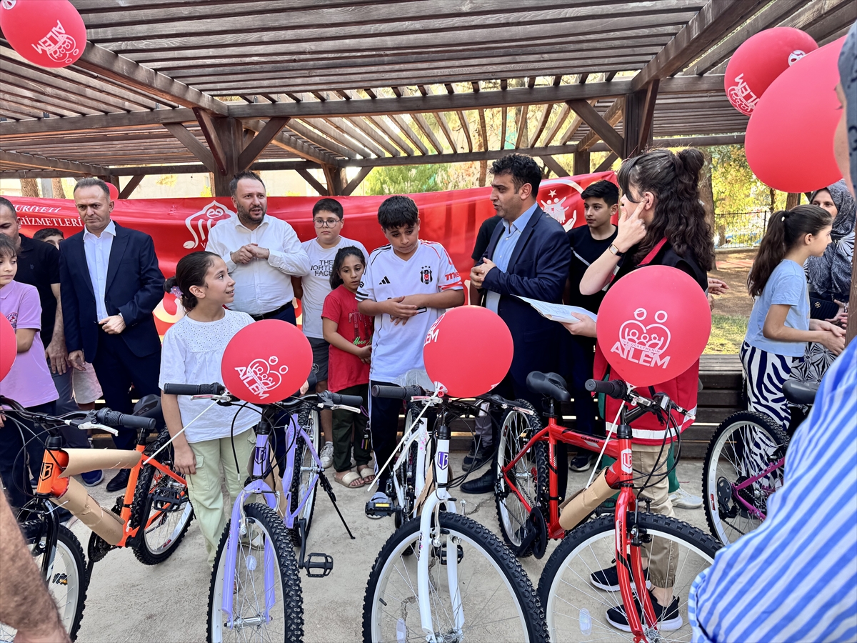 Siirt'te ODES Projesi kapsamında başarılı 20 öğrenciye bisiklet hediye edildi