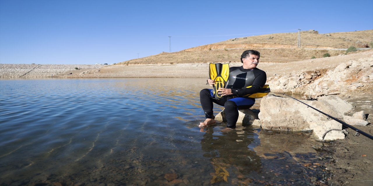 Profesyonel dalgıç Tamer Akkoyunlu, Bayburt Demirözü Barajı’nda suyun önemine dikkat çekmek için 1,5 km yüzerek geçti