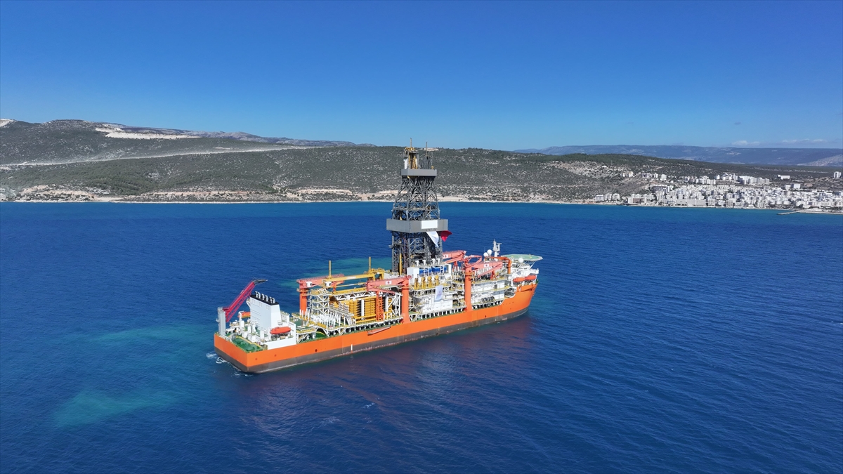 Enerji filosuna katılan iki yeni sondaj gemisinin ilki Mersin Taşucu Limanı'na ulaştı