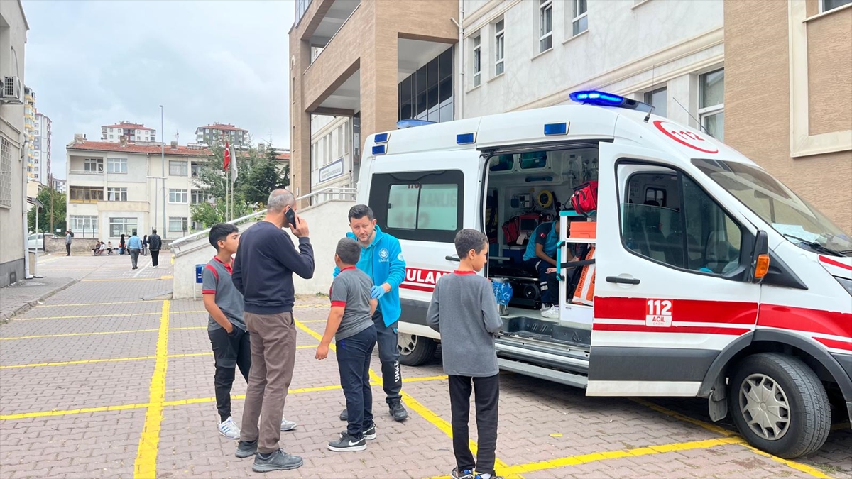 Yanlışlıkla çalınan yangın alarmıyla oluşan panikte 14 öğrenci yaralandı