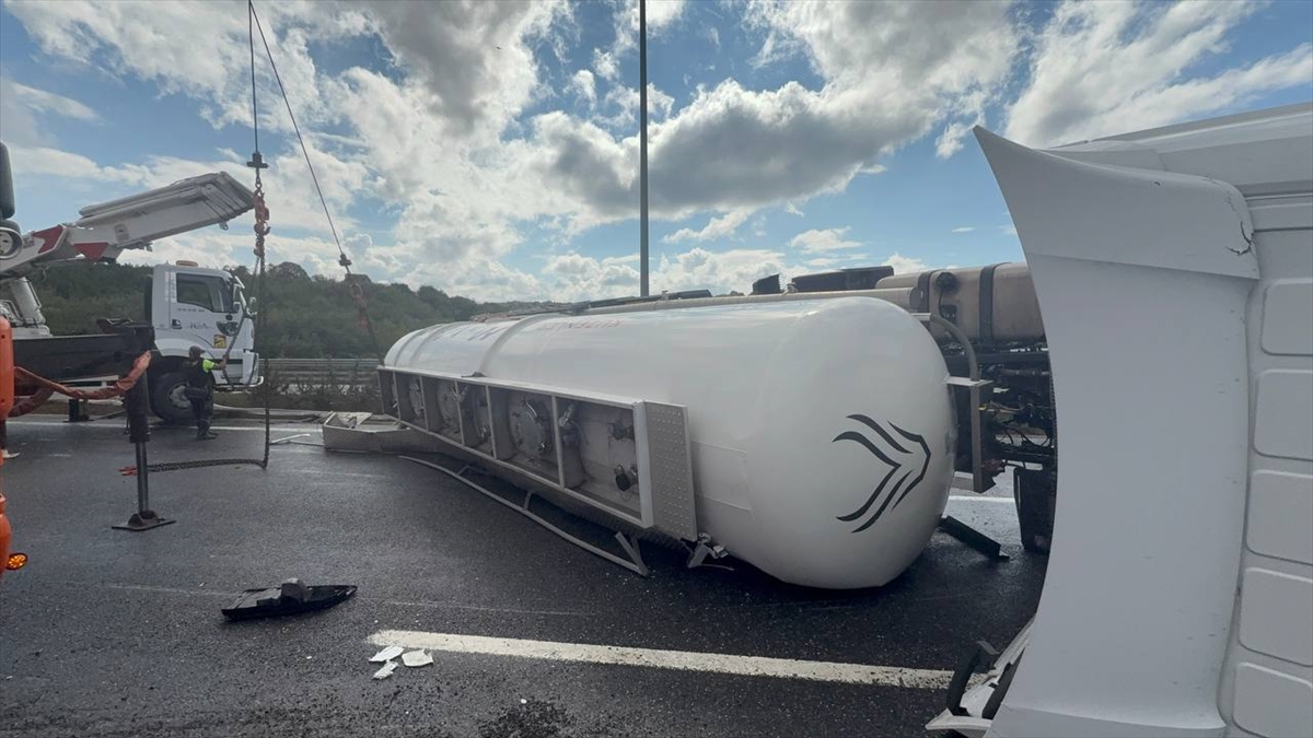 Kuzey Marmara Otoyolu'nda devrilen tırın sürücüsü yaralandı