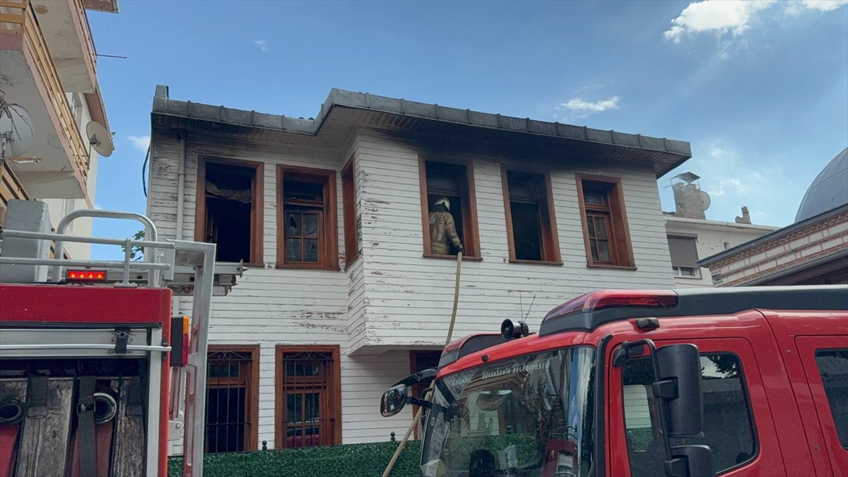 Üsküdar'da ahşap bir yapıda çıkan yangında bazı çocuklar dumandan etkilendi