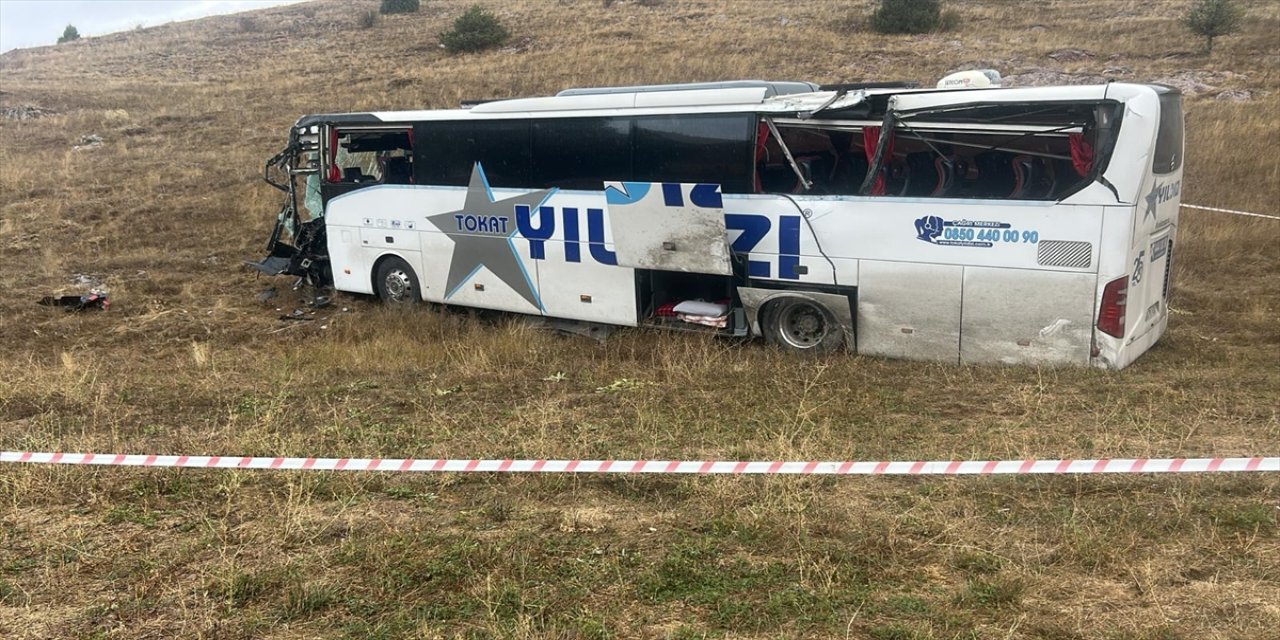 Sivas’ta yolcu otobüsü ile tır çarpıştı: 3’ü ağır 23 yaralı