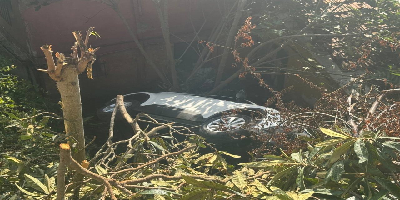 Sarıyer’de kontrolden çıkan otomobil yokuşta kayarak evin bahçesine düştü: Sürücü yaralandı