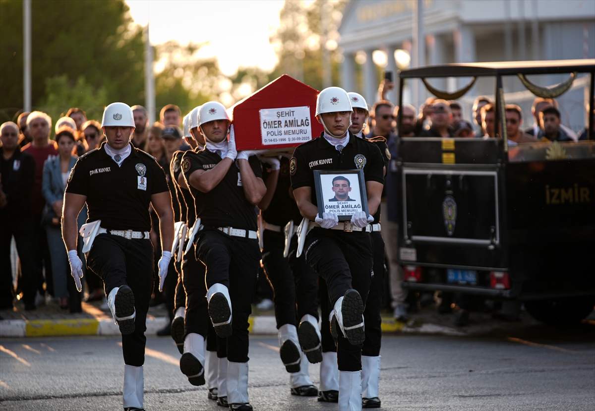 İzmir'deki polis merkezine saldırıda yaralanıp hastanede şehit olan polisin cenazesi memleketine uğurlandı