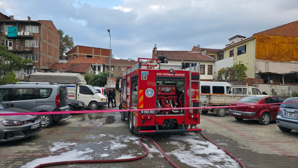 Bursa'da otoparkta çıkan yangında 3 araç hasar gördü