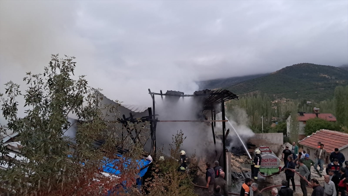 Konya'da samanlık yangınına müdahale eden baba ve oğlu yaralandı