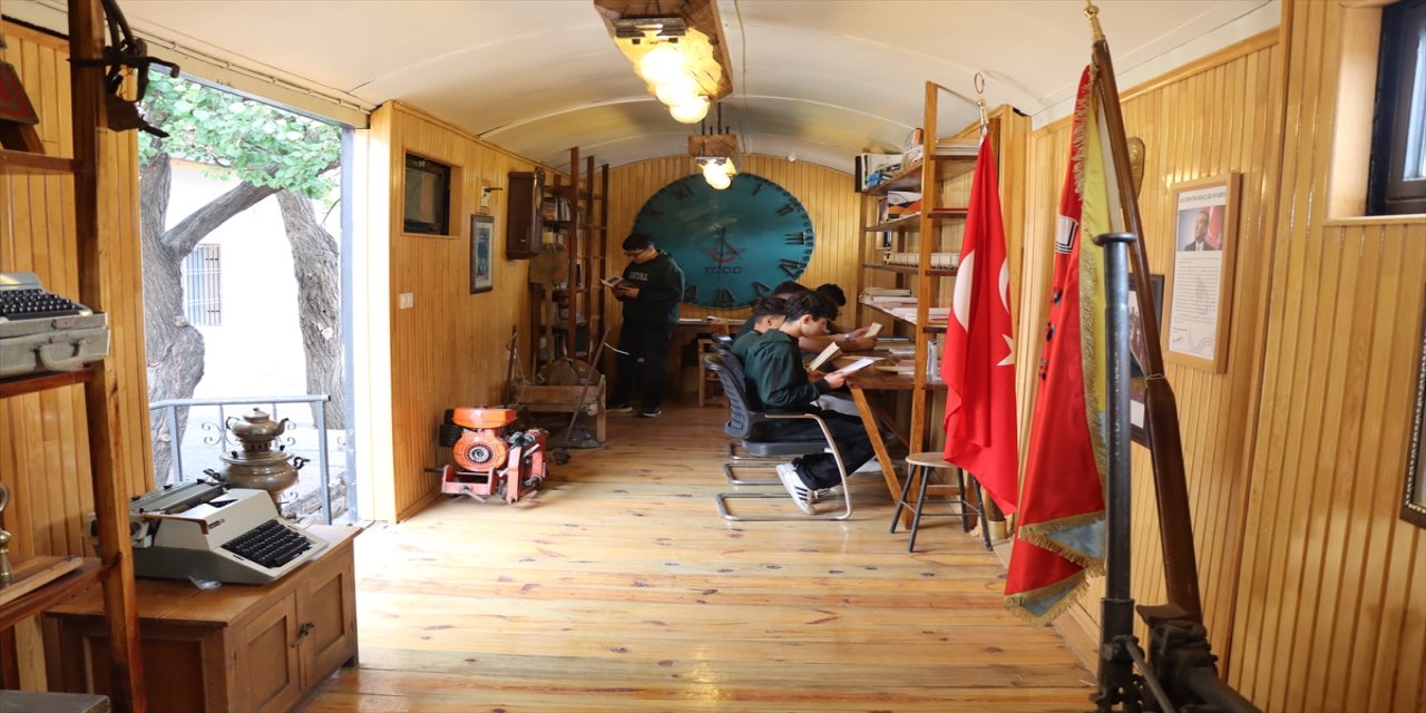 Erzincan’da atıl tren vagonu kütüphane ve müzeye dönüştürüldü