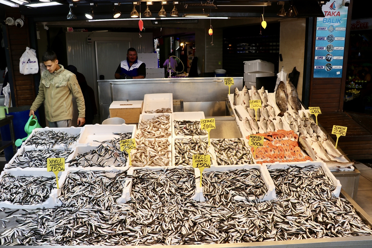 Trabzon'da hamsi ve istavritin kilogramı 100 liradan satılıyor