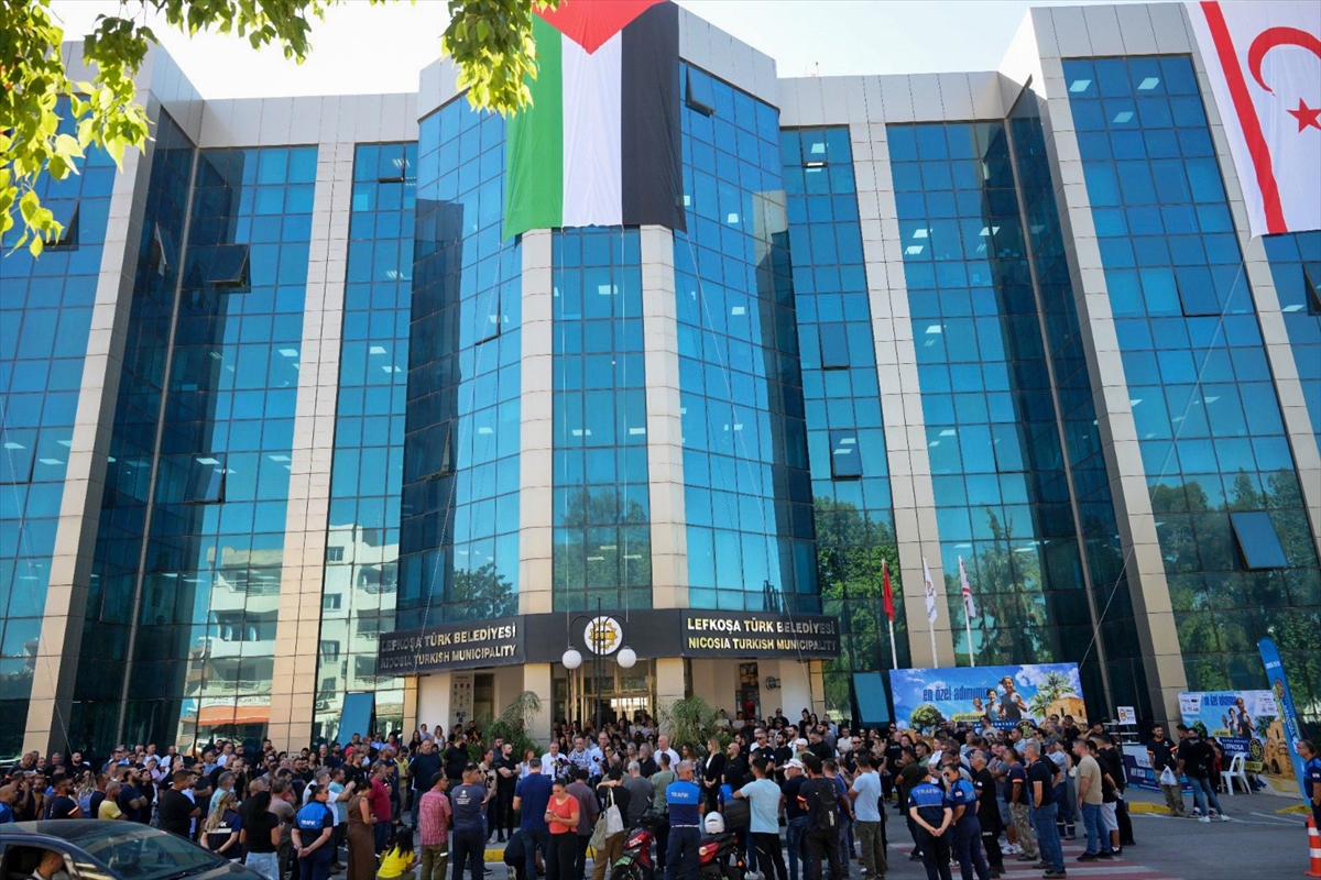 KKTC'de Lefkoşa Türk Belediyesi binasına Gazze ile dayanışma için Filistin bayrağı asıldı