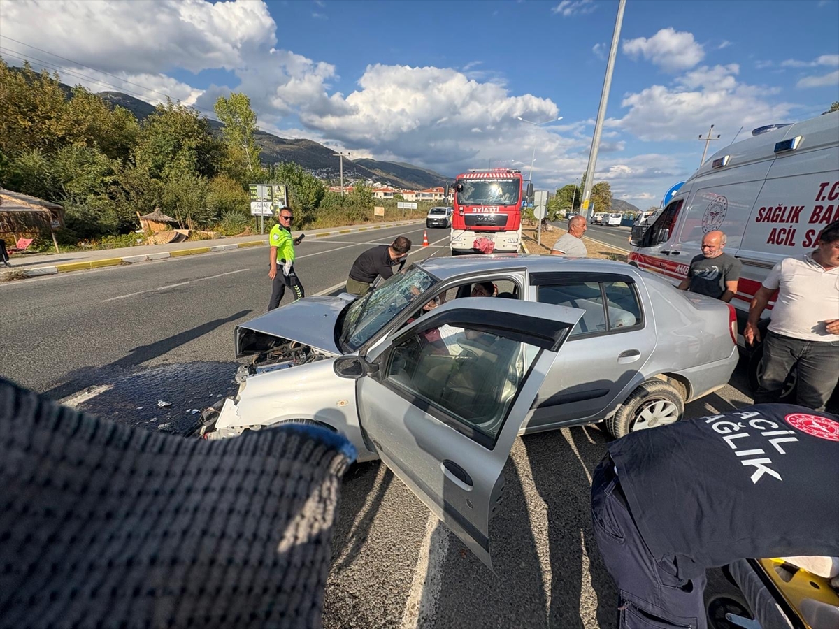 Balıkesir'de otomobilin kamyonla çarpıştığı kazada 1 kişi öldü
