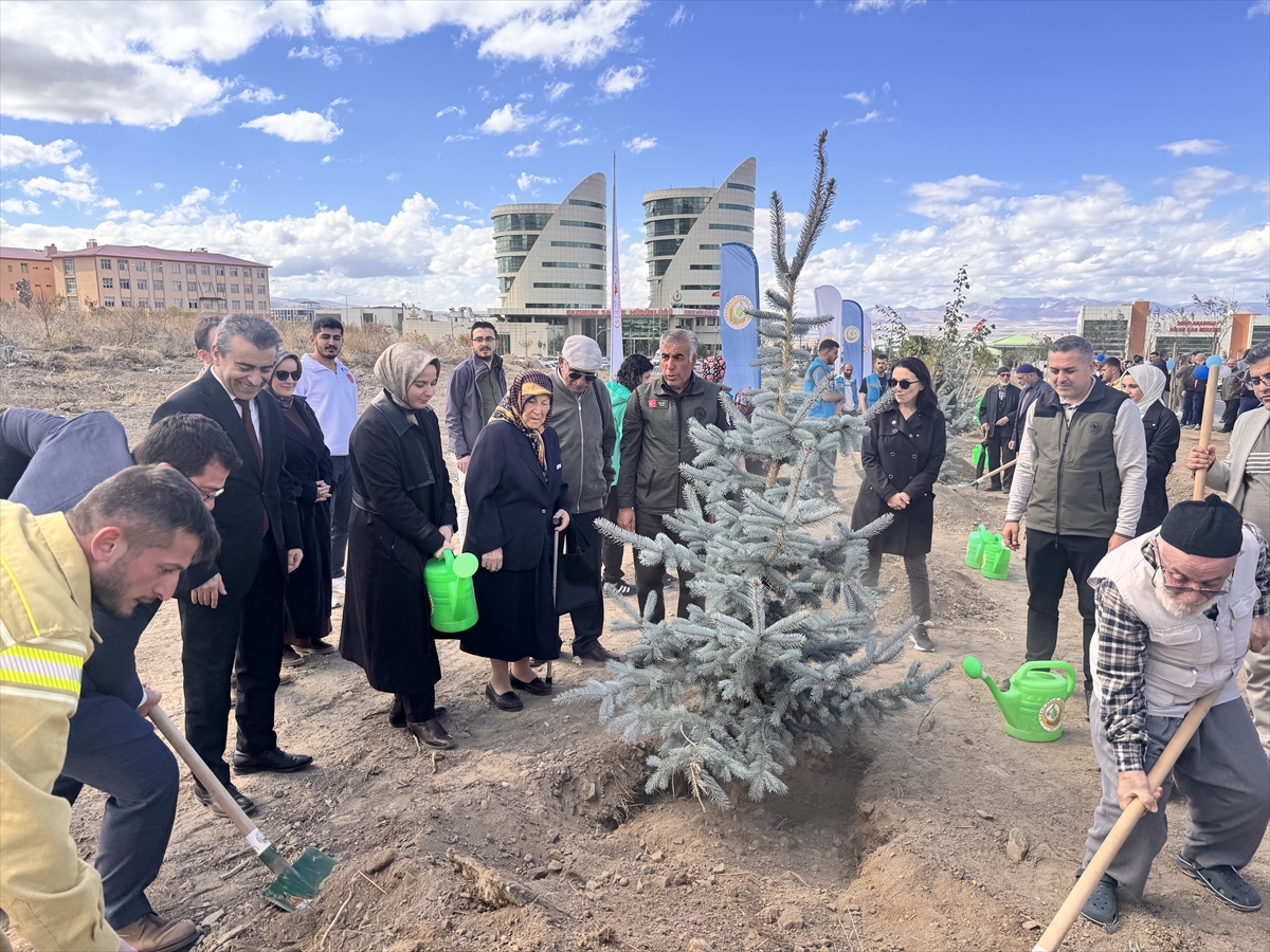 Erzurum'da sağlık çalışanları ve yaşlılar fidan dikti