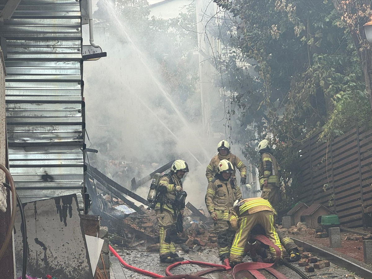 Beşiktaş'ta ahşap binada yangın çıktı