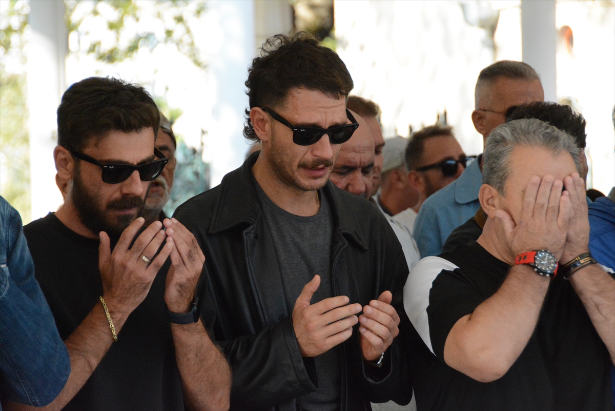 Oyuncu Uraz Kaygılaroğlu'nun vefat eden babaannesi Balıkesir'de toprağa verildi