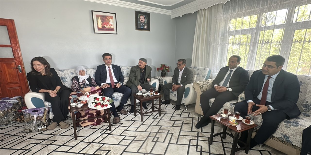 Van’da 106 yaşındaki Ayşan Aktaş’a anlamlı ziyaret