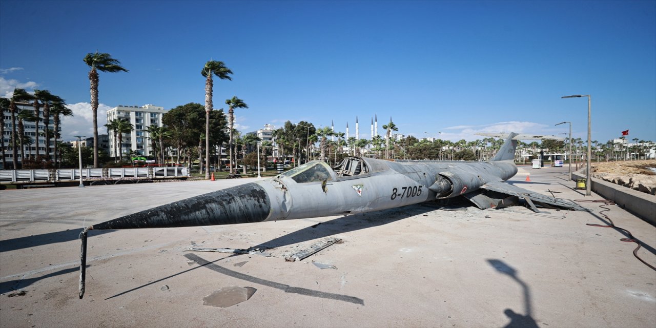 Mersin’de sahilin simgesi savaş uçağı kaldırıldı