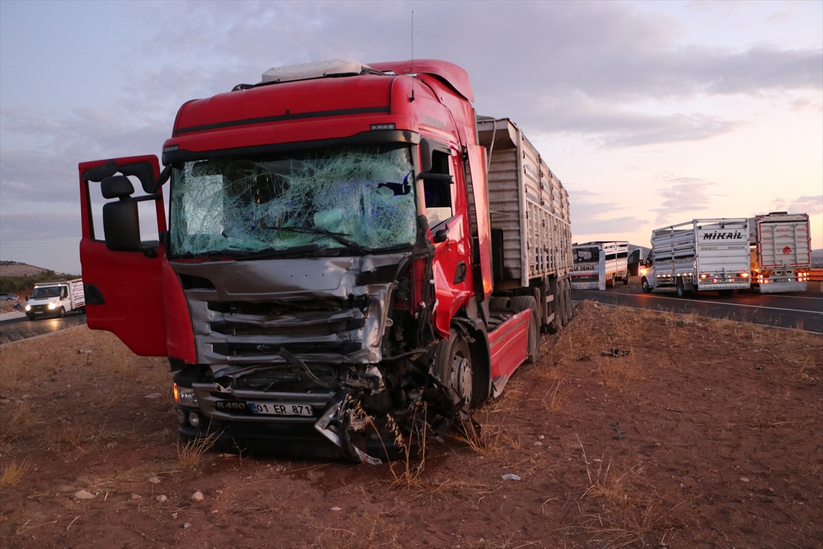 Kilis'te tır ile pikabın çarpıştığı kazada 3 kişi yaralandı