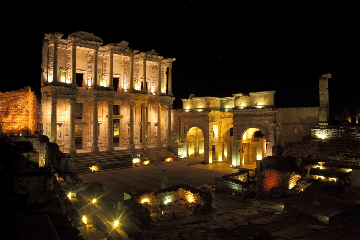 Galata Kulesi ile Side ve Efes ören yerlerinde gece müzeciliği 2 Kasım'a kadar uzatıldı