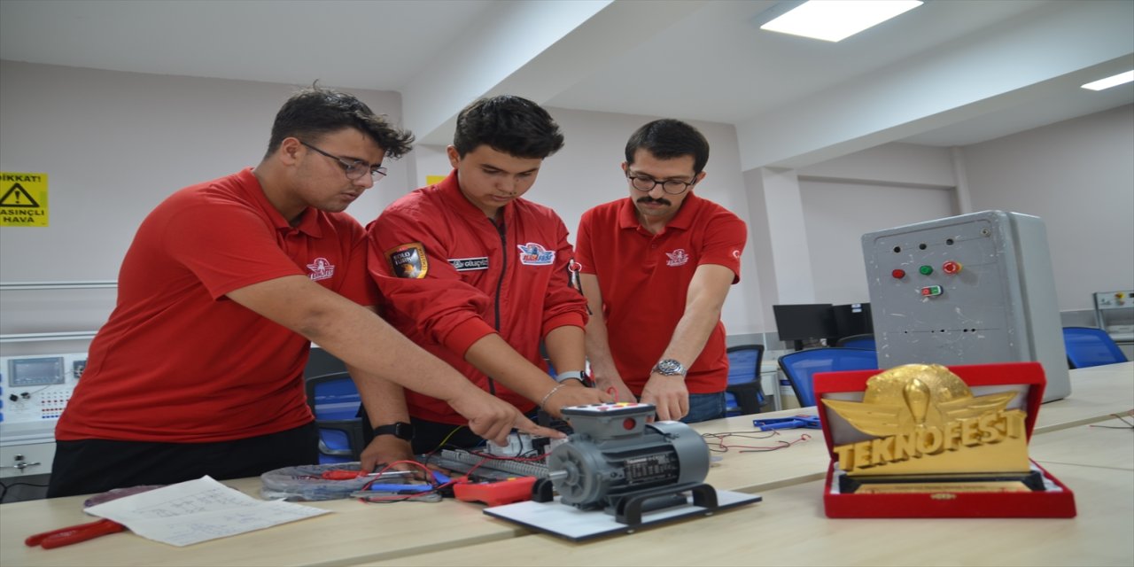 TEKNOFEST 2025’te Konya’dan iki lise öğrencisi, pano montaj yarışmasında birinci oldu, hedef savunma sanayisi