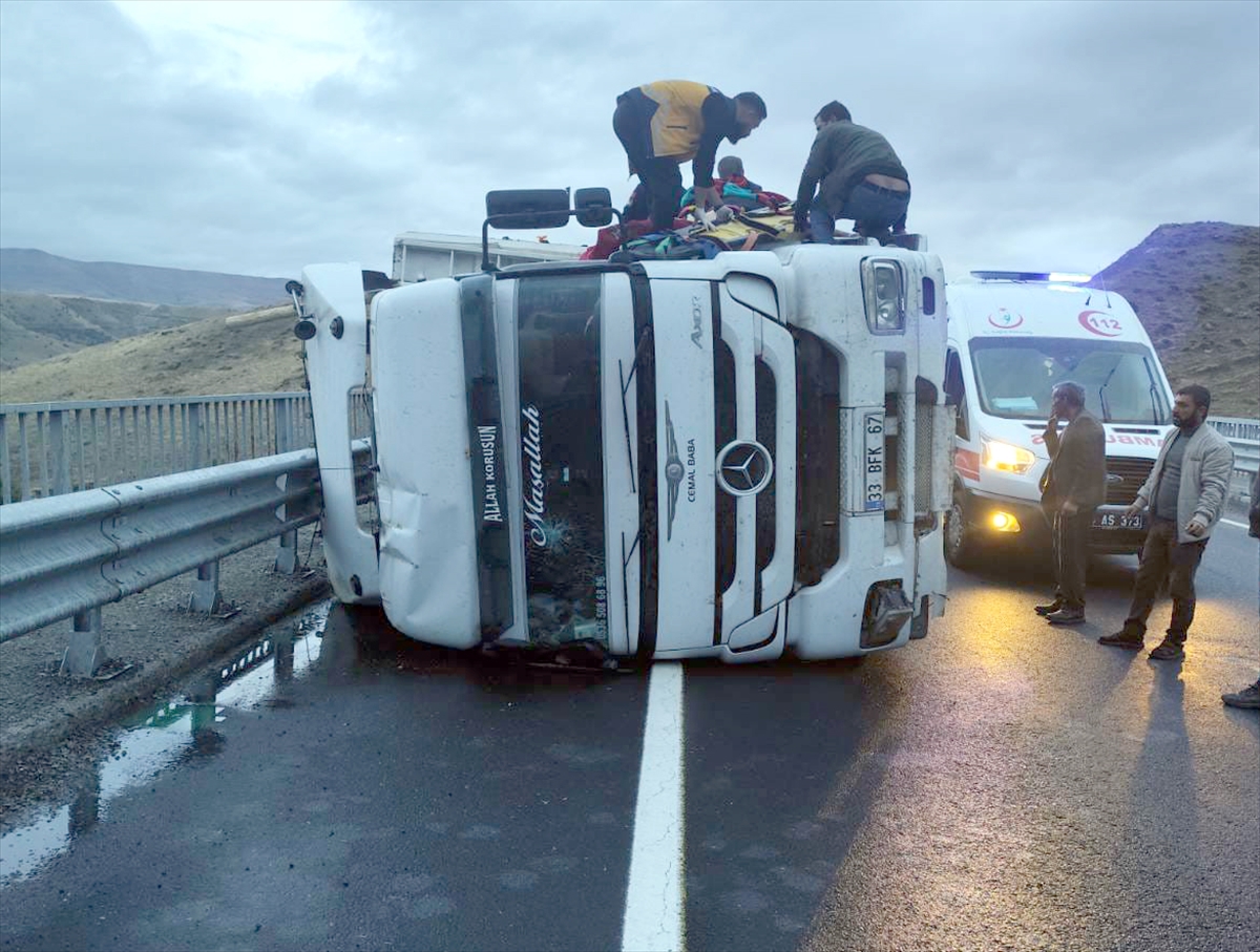 Kars'ta devrilen saman yüklü tırın sürücüsü yaralandı