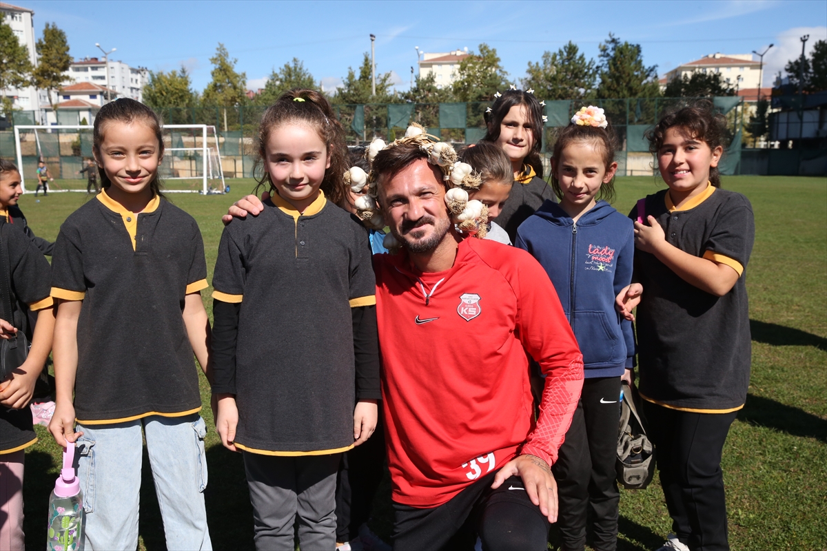Öğrenciler sarımsaktan yaptıkları taçları Kastamonusporlu futbolculara hediye etti