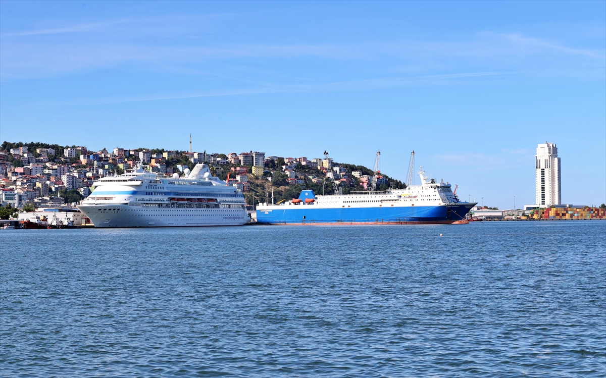 "Astoria Grande" kruvaziyeri 940 yolcusuyla Samsun Limanı'na demirledi