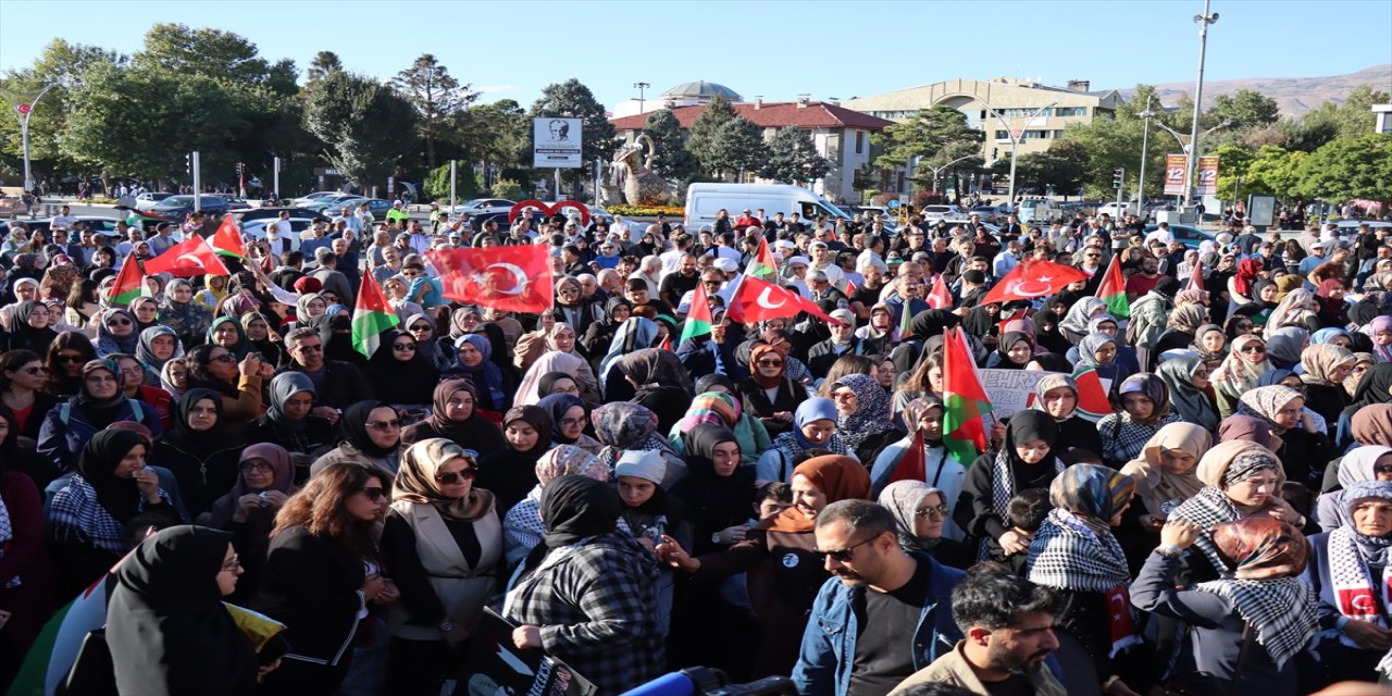 Erzincan’da vatandaşlar, İsrail’in Küresel Sumud Filosu’na yönelik saldırılarını protesto etti