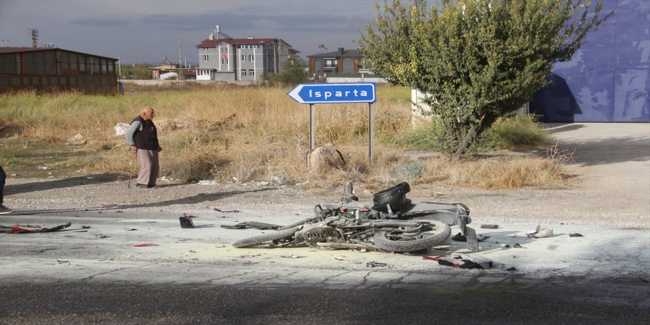 Konya Beyşehir’de motosiklet işçi servisiyle çarpıştı, alev alan araçta biri ağır iki kişi yaralandı