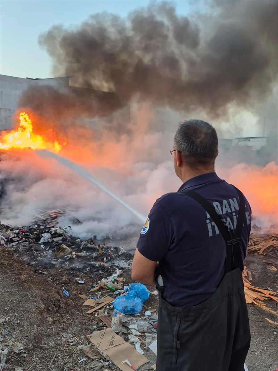 Adana'da çöplükte çıkan yangın söndürüldü