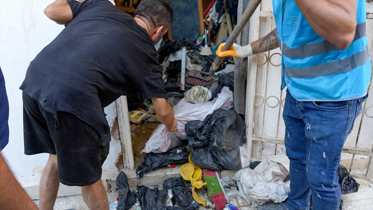 Mersin'de bir evden 10 kamyon çöp çıktı