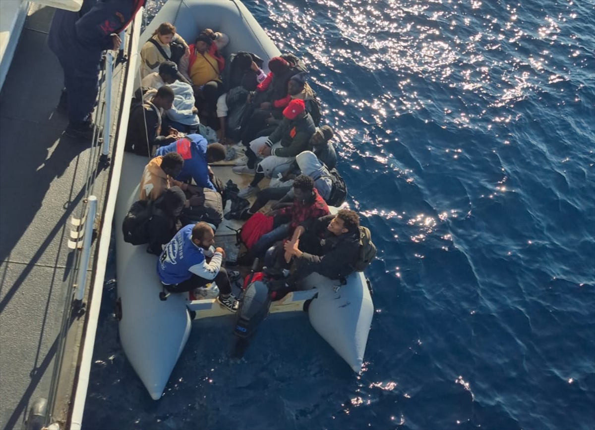 İzmir açıklarında 17 düzensiz göçmen yakalandı