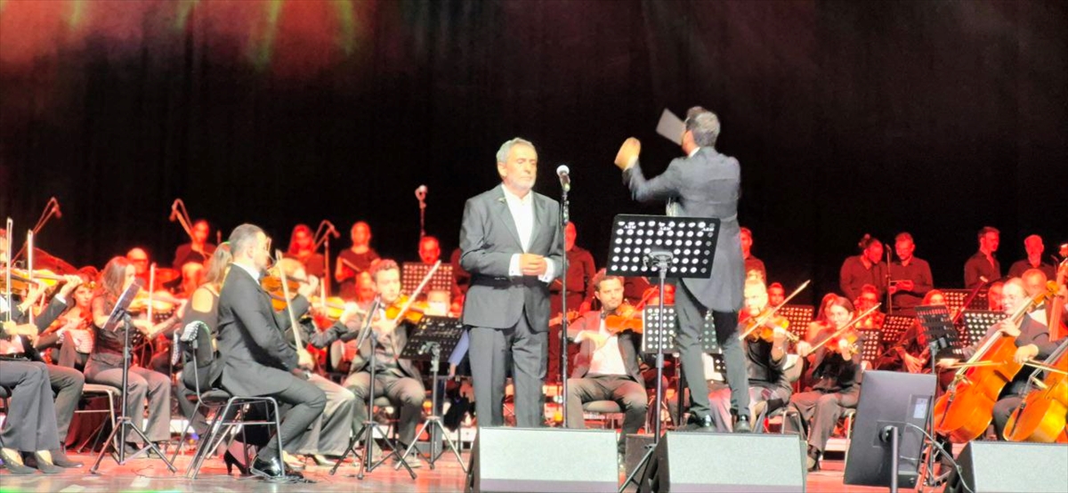 "7. İstanbul Uluslararası Halk Müzikleri Festivali" AKM'de başladı