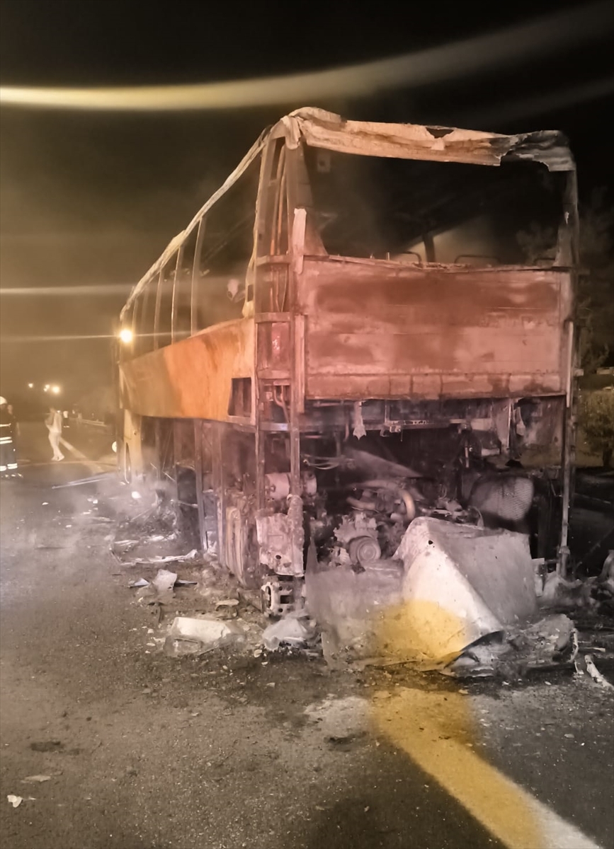 Adana'da seyir halindeki yolcu otobüsü yandı