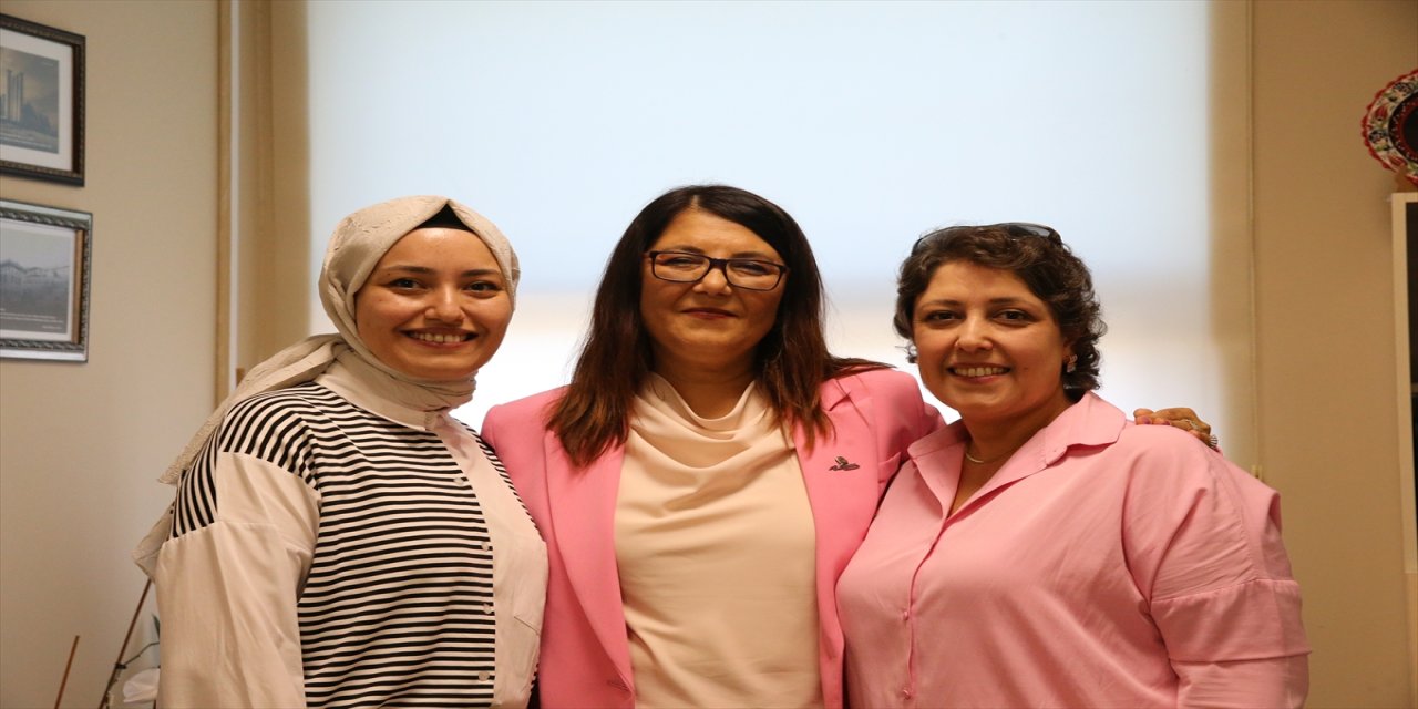 Meme kanserini yenen Ayşegül Günbal, çevresindeki kadınları taramaya götürerek erken teşhisin önemini anlatıyor