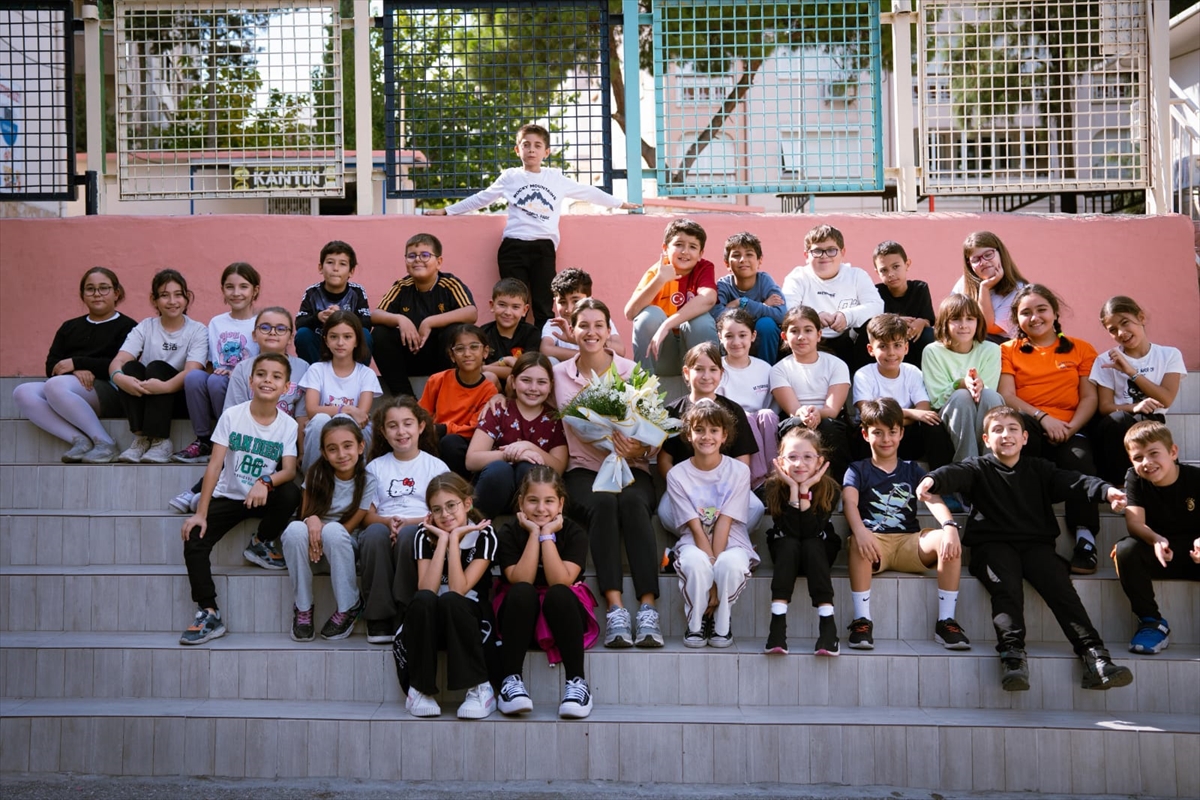 İpek Soylu, İzmir'de ilkokul öğrencileriyle tenis oynadı