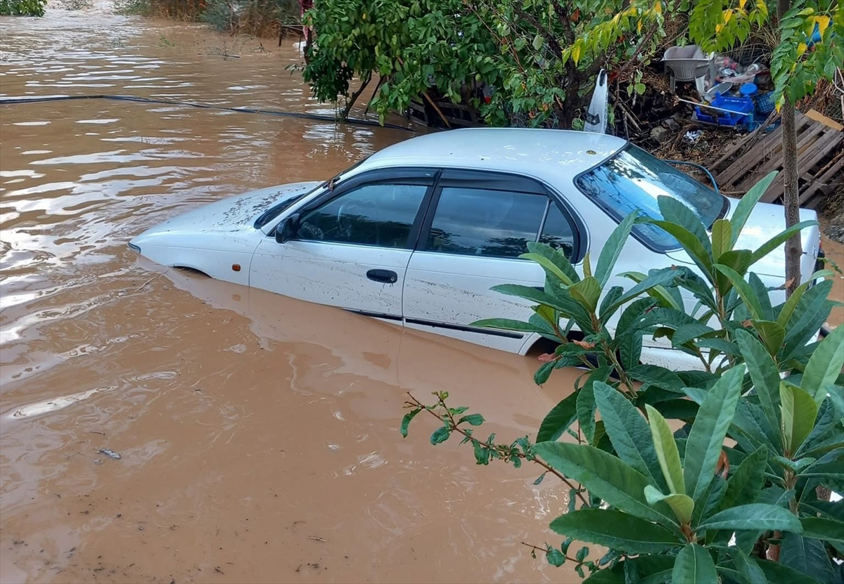 Kaş'ta sağanak hayatı olumsuz etkiledi
