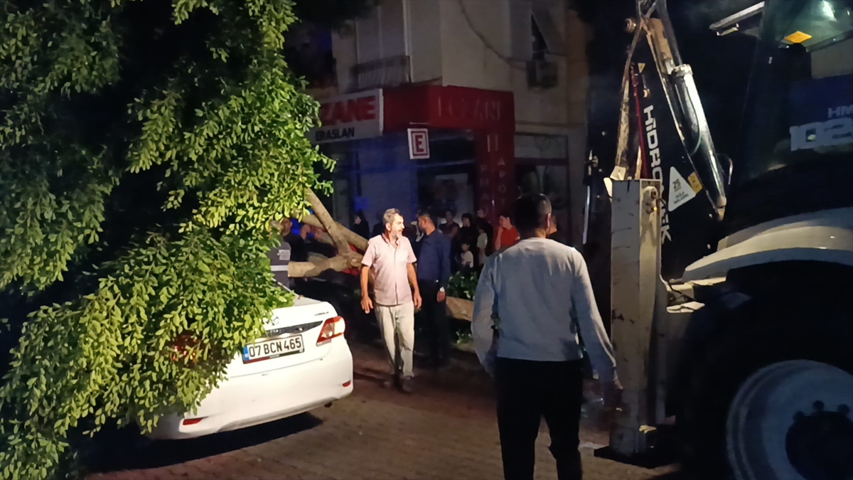 Antalya’nın Demre ilçesinde sağanak ve hortum hayatı olumsuz etkiledi