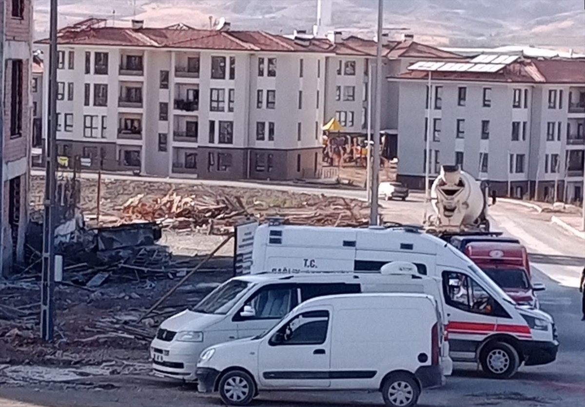 Malatya'da inşaata beton dökümü esnasında kalıbın çökmesi sonucu 2 işçi yaralandı